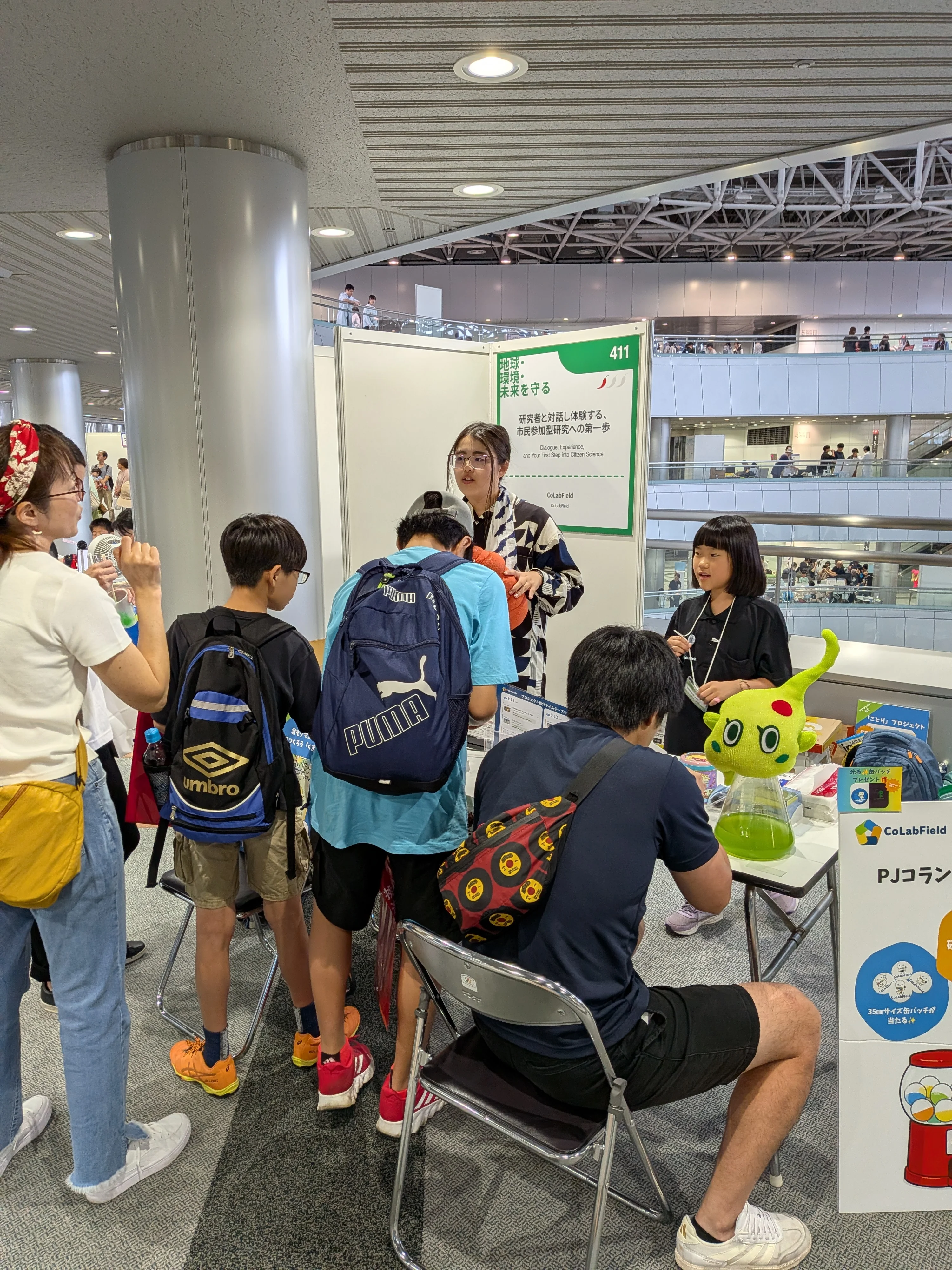 411ブースでにぎわう来場者の様子